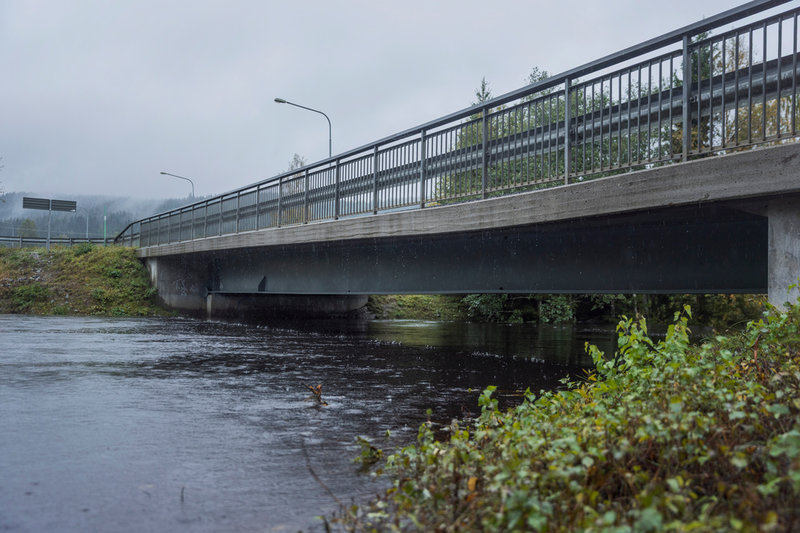 Högt vattenstånd under bron över Norra Anundsjöån nordväst om Örnsköldsvik som drabbats hårt av söndagens skyfall.