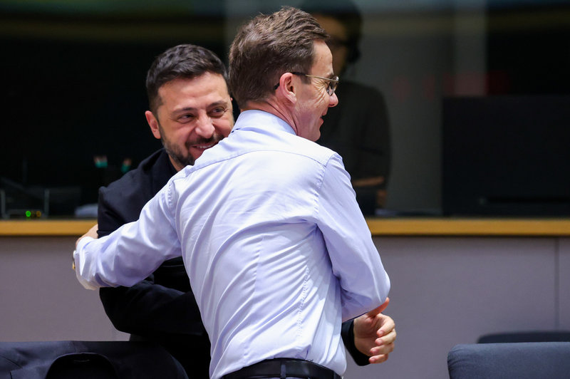 Ukrainas president Volodymyr Zelenskyj kramar om statsminister Ulf Kristersson inne på EU-toppmötet i Bryssel.