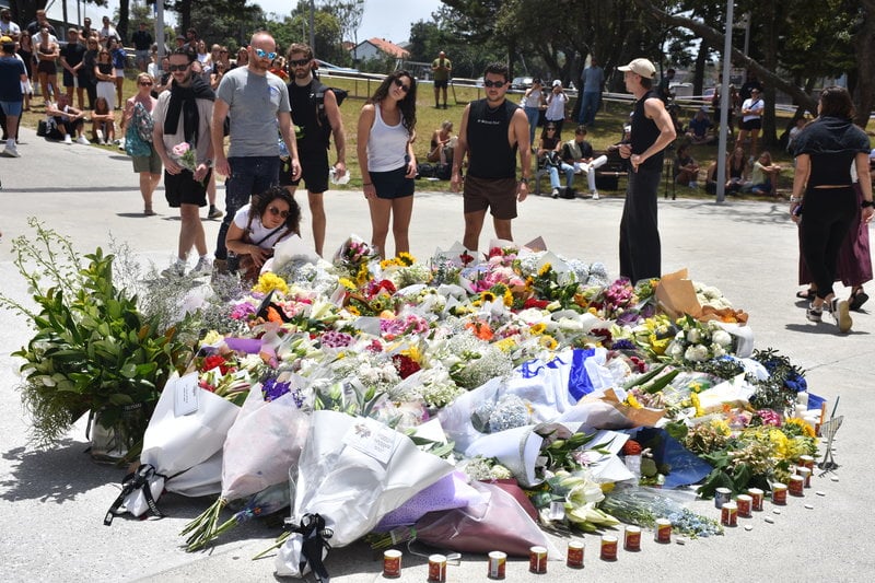Sörjande människor vid Bondi Beach i Sydney. Foto: Elin Nordlund/TT Sörjande människor vid Bondi Beach i Sydney. Foto: Elin Nordlund/TT