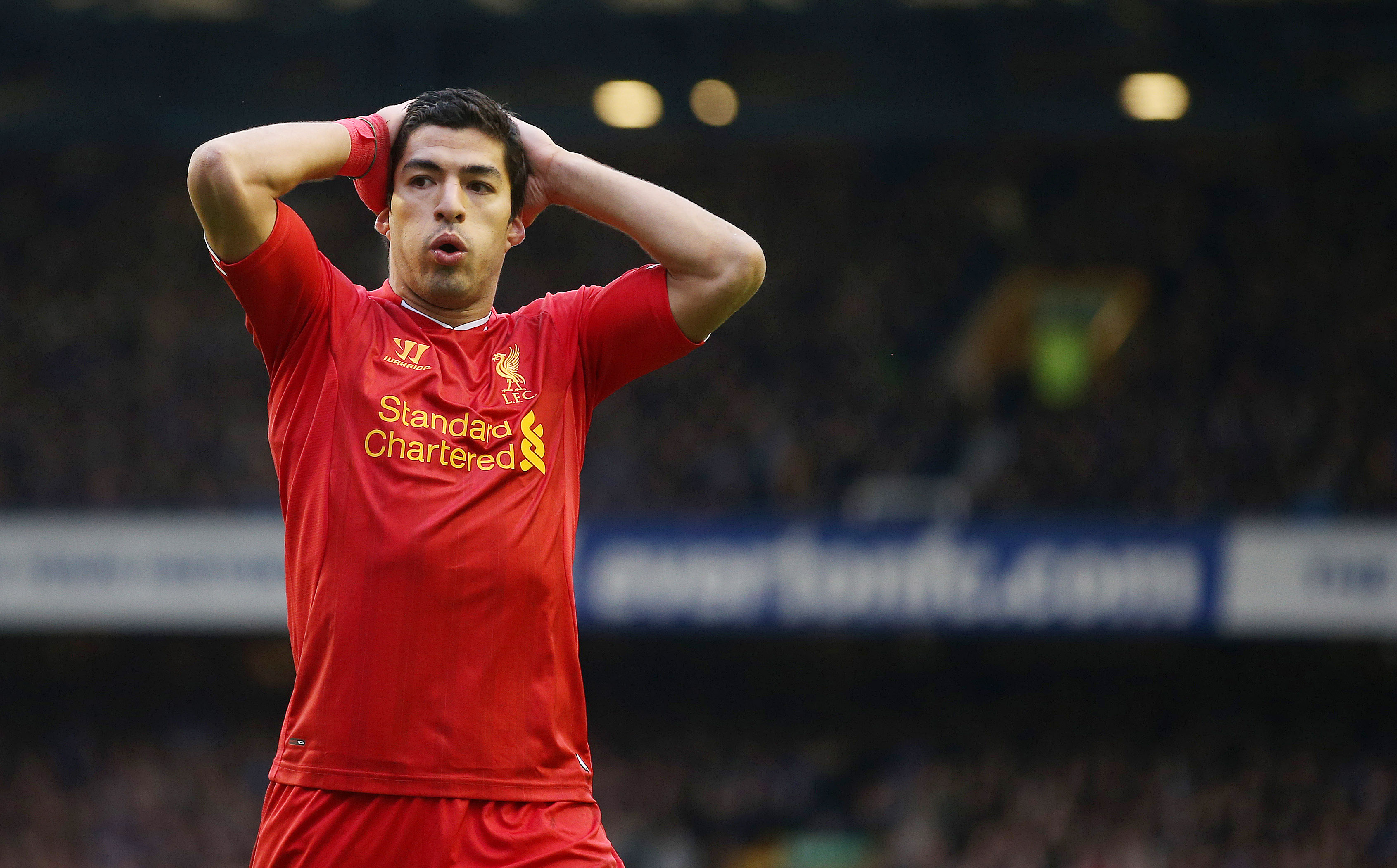 2. Luis Suarez filmar, skriker rasistiska glåpord och bits på fotbollsplanen. När han i somras gjorde klart att han ville lämna Liverpool var det bara hans landsmän i Uruguay som såg upp till den uppseendeväckande spelaren. 2. Luis Suarez filmar, skriker rasistiska glåpord och bits på fotbollsplanen. När han i somras gjorde klart att han ville lämna Liverpool var det bara hans landsmän i Uruguay som såg upp till den uppseendeväckande spelaren.