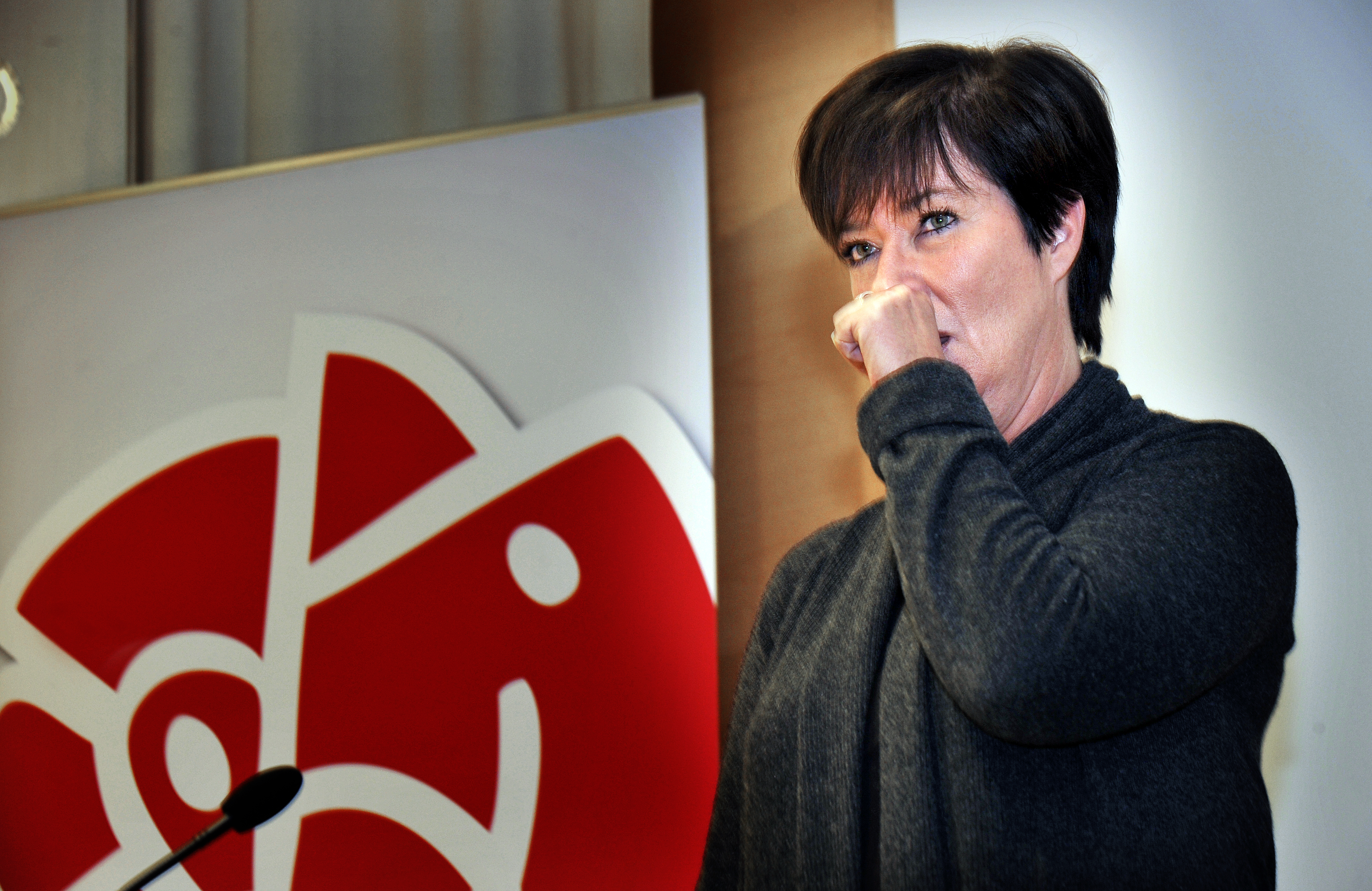 14/11/2010. Mona Sahlin meddelar att hon kommer att avgå från posten som partiledare för socialdemokraterna, efter ett rekorddåligt val. Hon har svårt att hålla tillbaka tårarna när hon meddelar sitt beslut.
