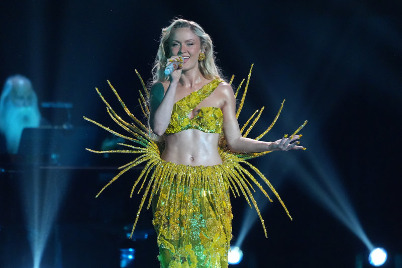 Zara Larsson sjunger "Midnight sun" på Grammygalan. 