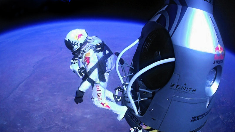 Felix Baumgartner hoppar ut från sin kapsel inför tiotals miljoner tittare på nätet 2012.