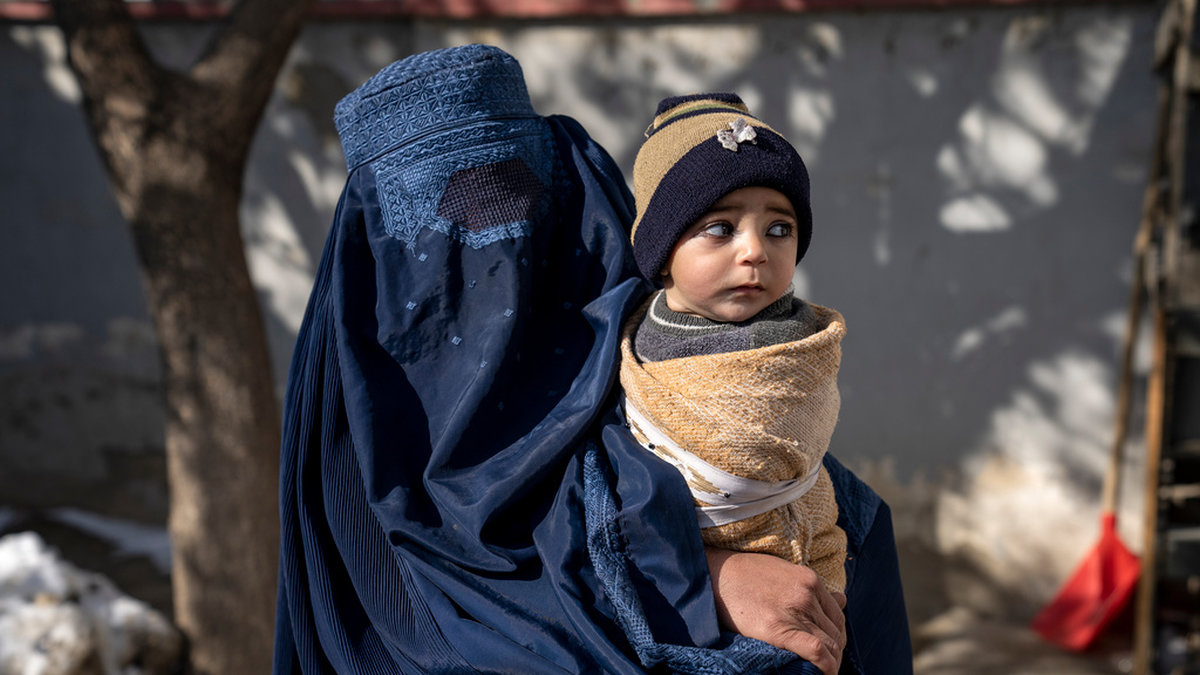 En mamma och hennes undernärda barn på ett sjukhus drivet av FN i Kabul i januari. Sedan talibanernas maktövertagande befinner sig landet i en akut humanitär och ekonomisk kris.