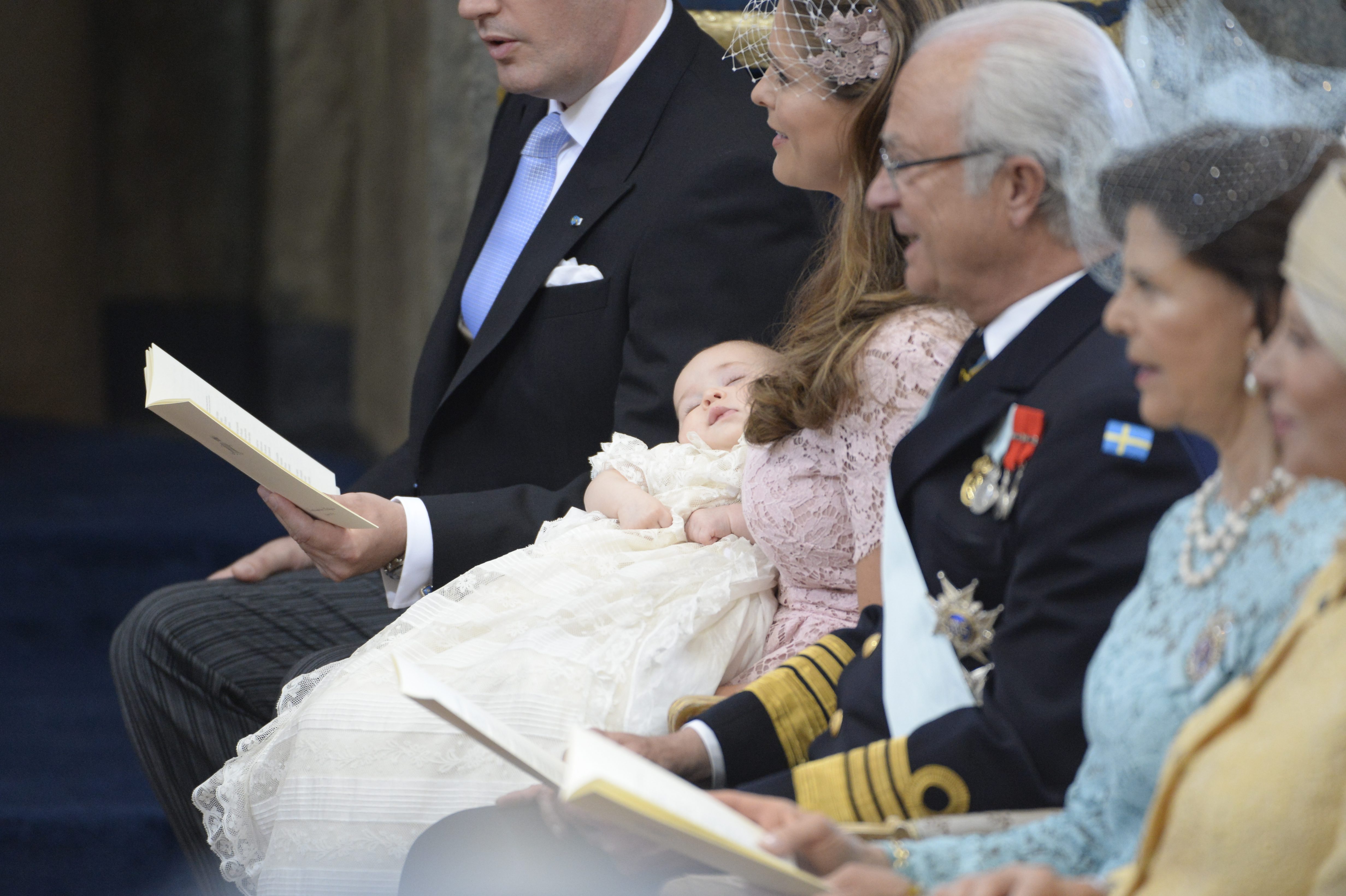 Prinsessan Leonore i mamma Madeleines knä. Prinsessan Leonore i mamma Madeleines knä.