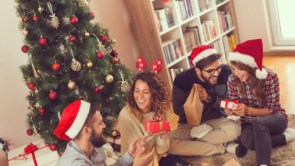 Ska du spela julklappsspelet i år? Med familj eller vänner kanske? Här hittar du de roligaste presnterna under 100 kronor till julen 2019!