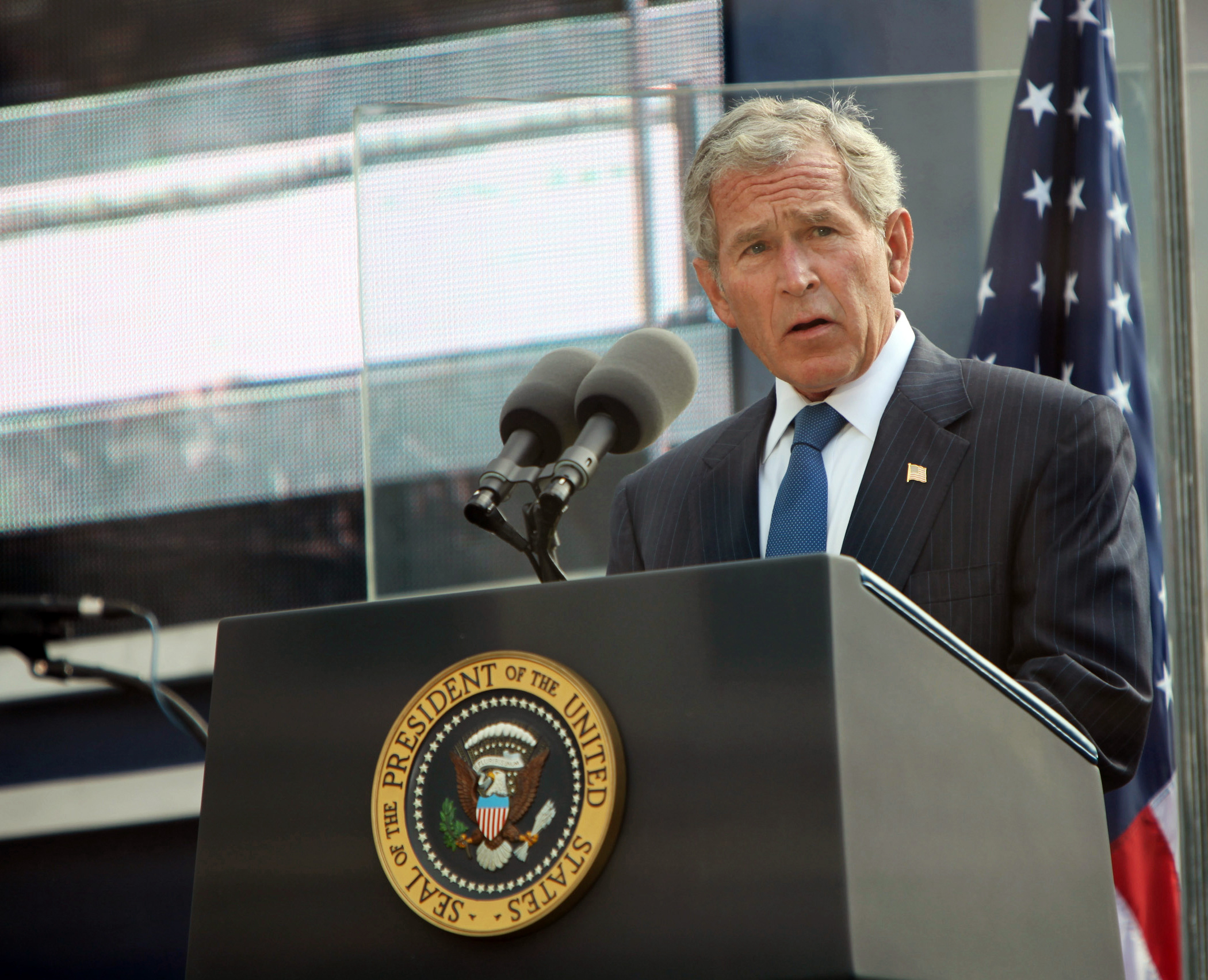 George W Bush stödjer givetvis den republikanske kandidaten. George W Bush stödjer givetvis den republikanske kandidaten.
