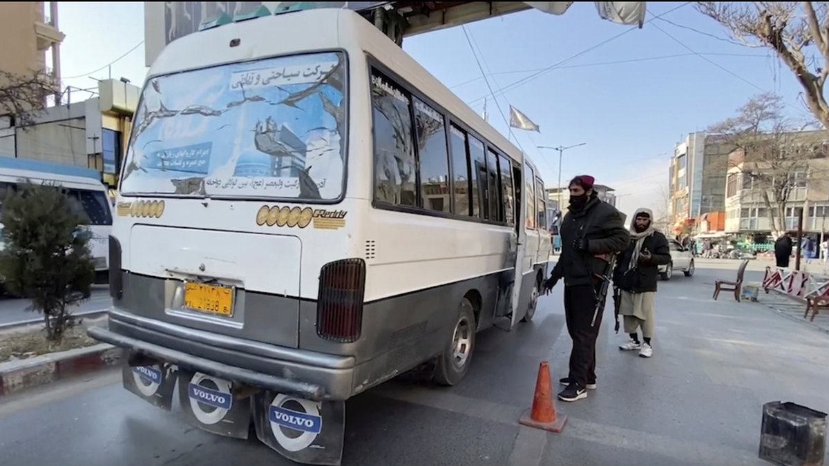 Talibaner vid en vägkontroll i västra Kabul. Arkivbild.