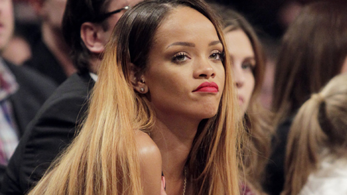 Rihanna ser inte heller helt överlycklig ut.