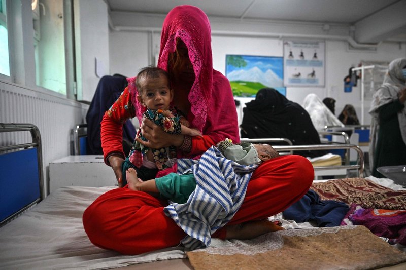 Breshnas 4 månader gamla tvillingar lider av undernäring. 1,1 miljoner barn under fem år bedöms lida av den svåraste formen av undernäring i Afghanistan.