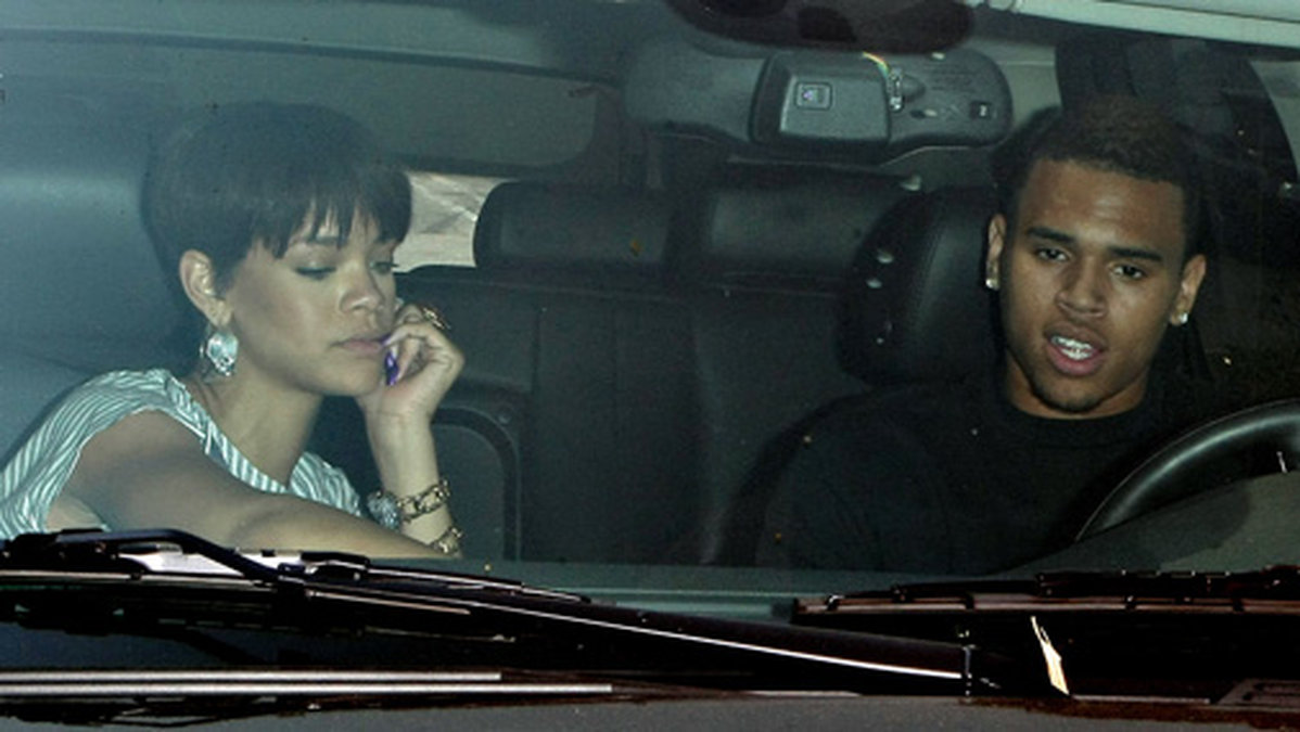 Sexologen Ava Cadell tror att Rihanna är beroende av Chris Brown. 