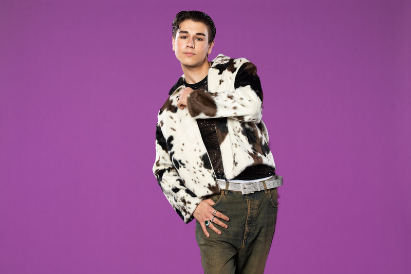 Arwin tävlar med låten "Glitter". 