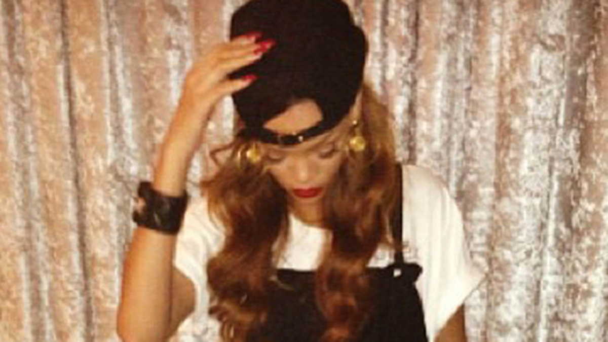 Rihanna i sina egendesgignade kläder för River Island. 