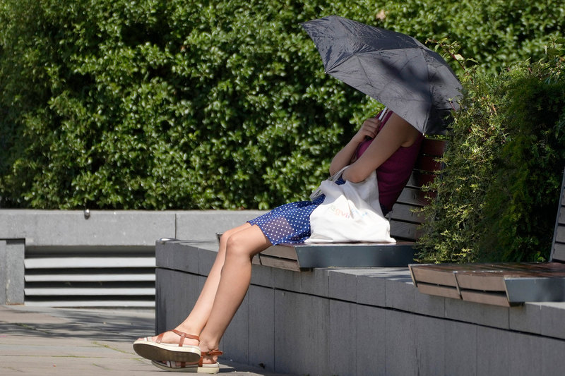 I Storbritannien väntas värmeböljan nå sin topp först under början av nästa vecka då värmerekordet på 38,7 grader ser ut att kunna slås.