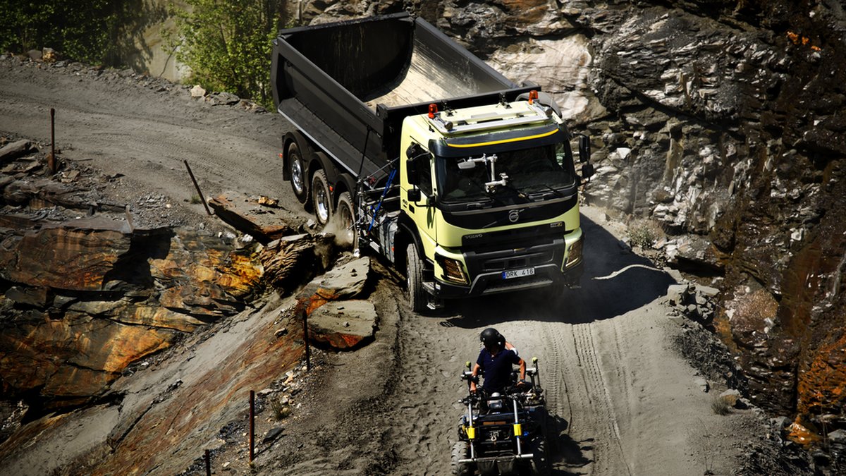 Lastbilen ska uppför en brant backe i ett stenbrott i Spanien.