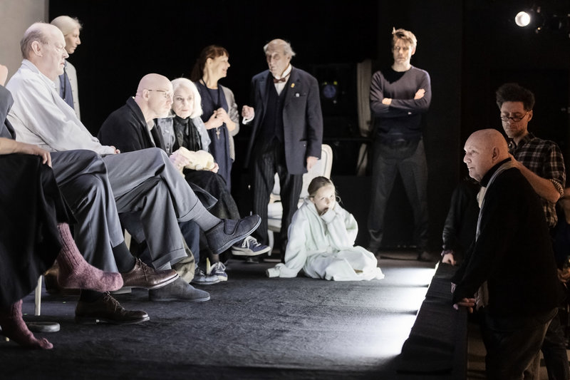 Lars Norén (till höger) vid repetitionerna av 'Andante' på Dramaten. Bobo Ericzén till höger om regissören. Arkivbild.