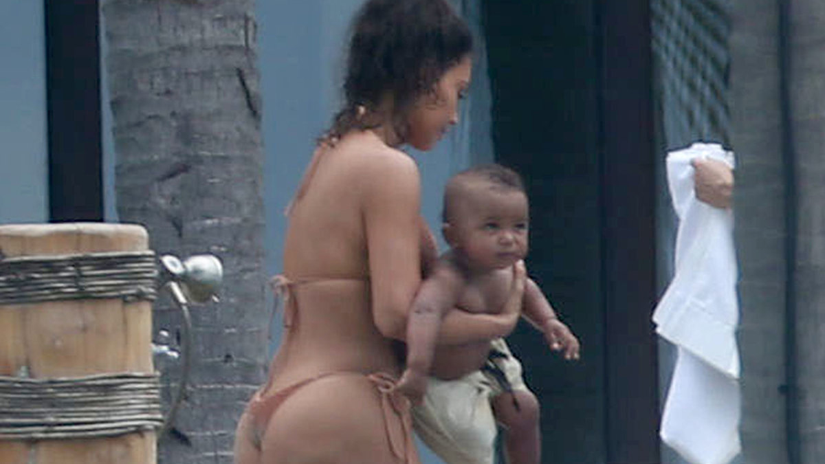Kim Kardashian och sin son Saint