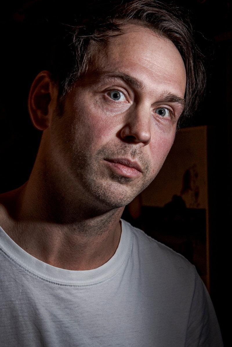 Joel Alme på stamkrogen Harvest Home i Stockholm. Han åker ogärna hemifrån, men gillar ändå att turnera. 'Det är stressande, men det är värt det', säger han.