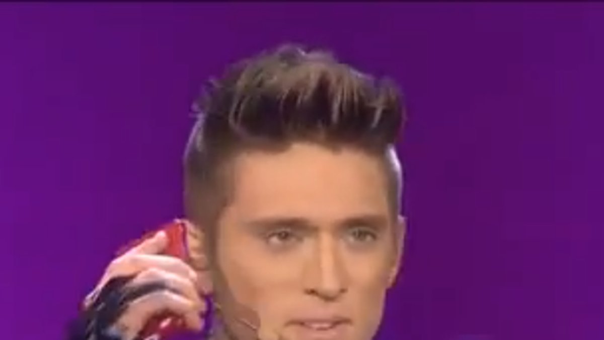 I Melodifestivalen visade han sig barbröstad.
