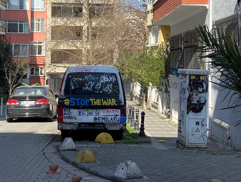 Budskap mot kriget i Ukraina, på en gata i Istanbul.