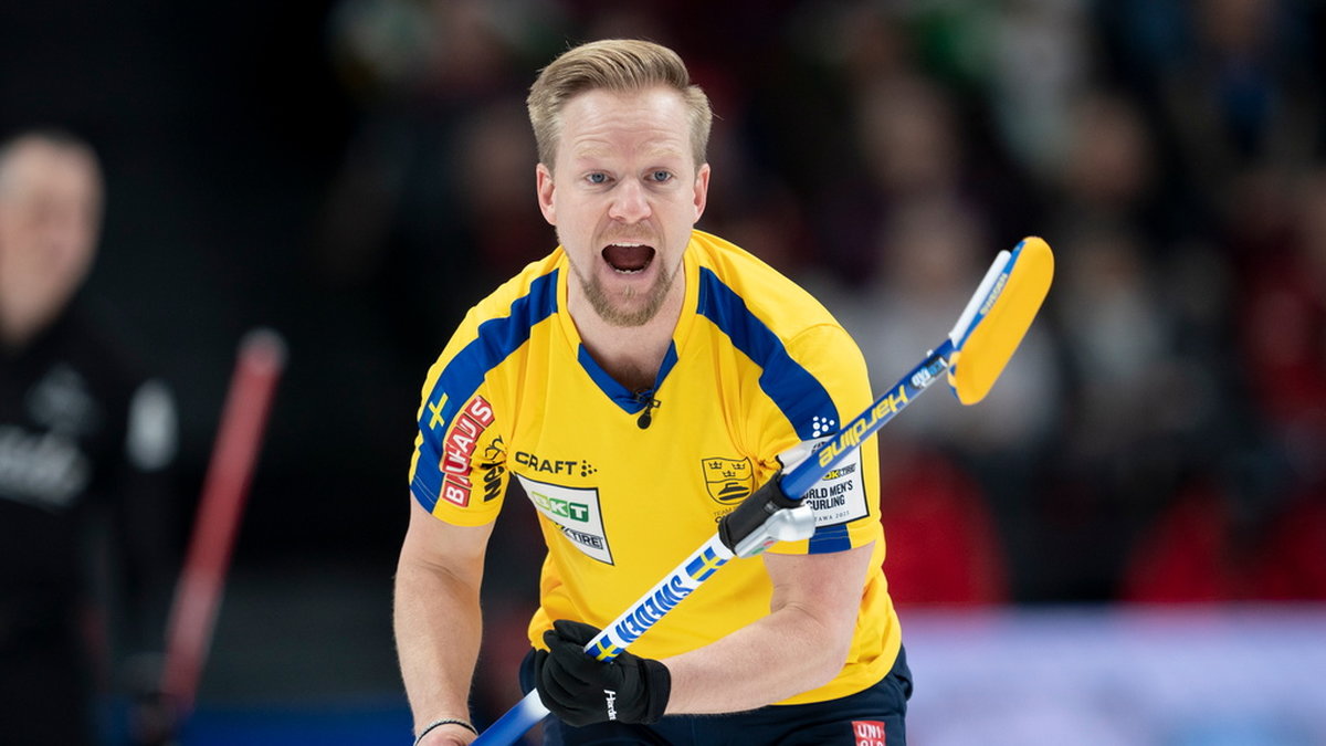 Niklas Edin och det svenska laget är klart för semifinal i curling-VM i Schweiz. Arkivbild.