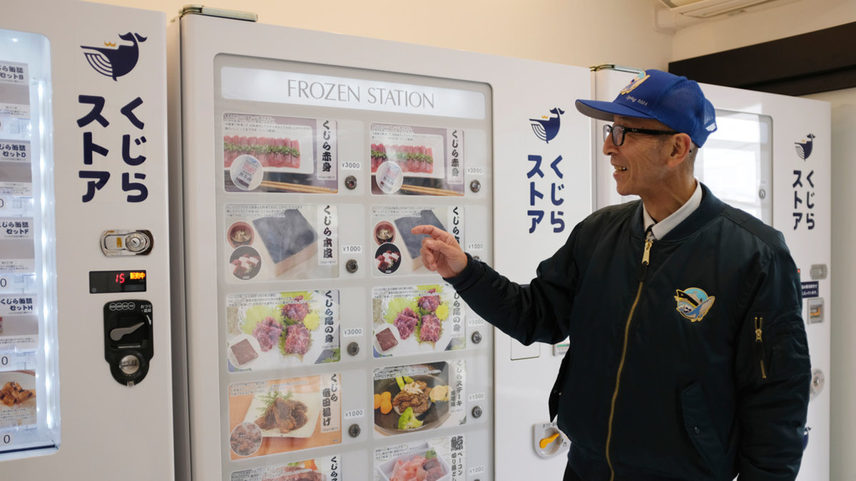 Konomu Kubo, talesperson för företaget Kyodo Senpaku, förevisar den nya försäljningsautomaten i japanska Yokohama.