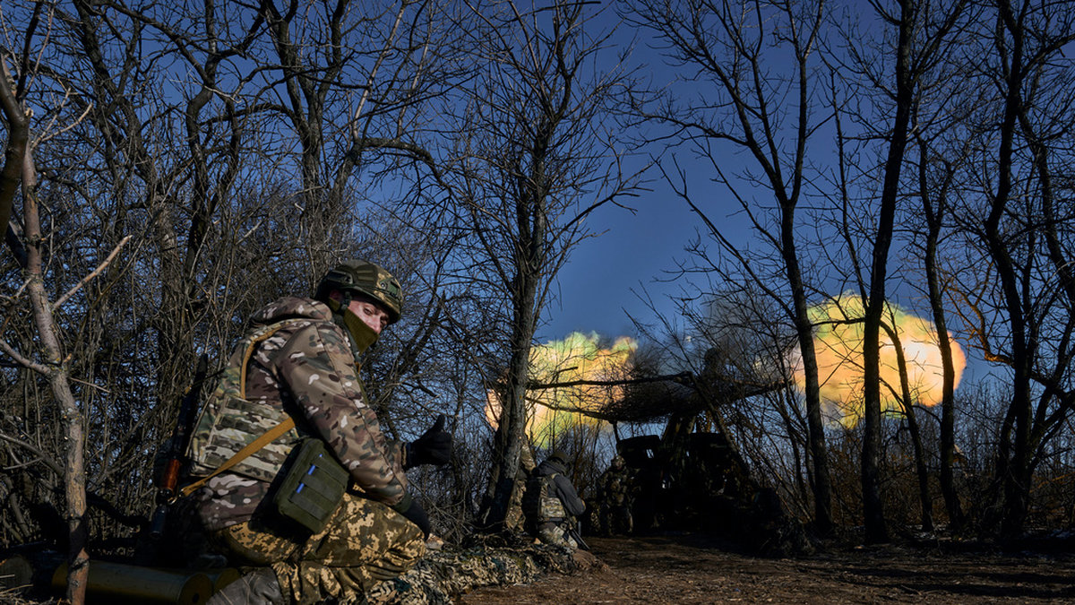 Ukrainska soldater vid fronten nära Bachmut i Donetsk under onsdagen.