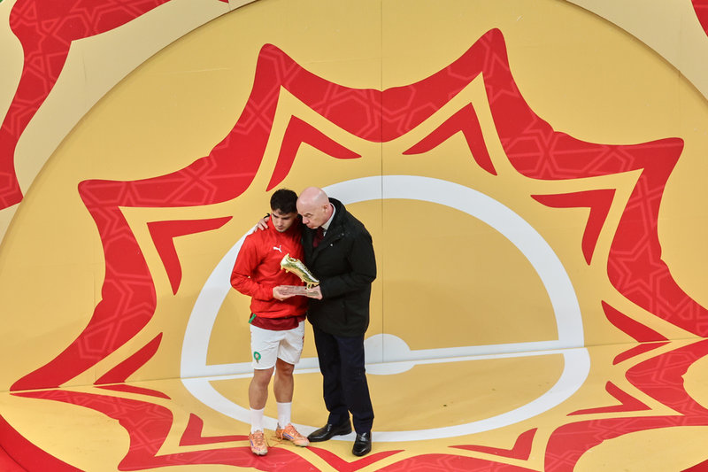 Efter finalen i Afrikanska mästerskapen tröstades Marockos Brahim Díaz, som missade en straff på tilläggstid, av Fifas ordförande Gianni Infantino.