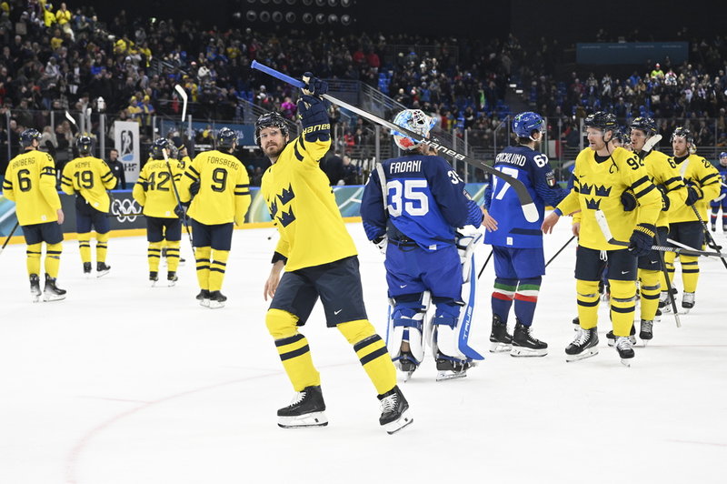 Backen Oliver Ekman-Larsson tackar publiken efter 5–2-segern mot Italien i onsdags, men fick ingen istid i OS-premiären.