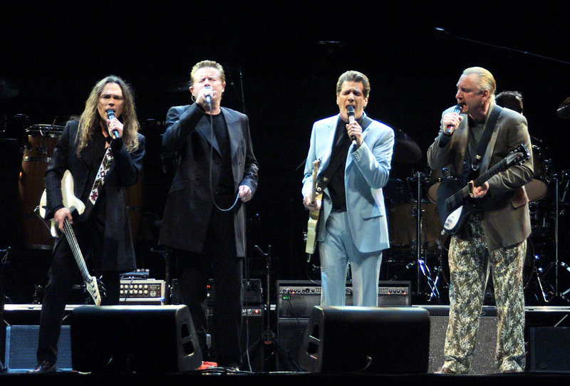 Timothy Schmidt, Don Henley, Glen Frey och Joe Walsh i legendariska rockgruppen The Eagles under en konsert på Olympiastadium i Moskva 2001. Arkivbild.