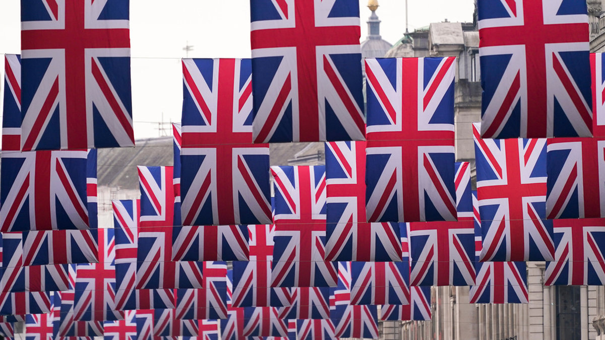 Rader av flaggor har placerats över Regent Street inför lördagens kröning av Charles III och Camilla.
