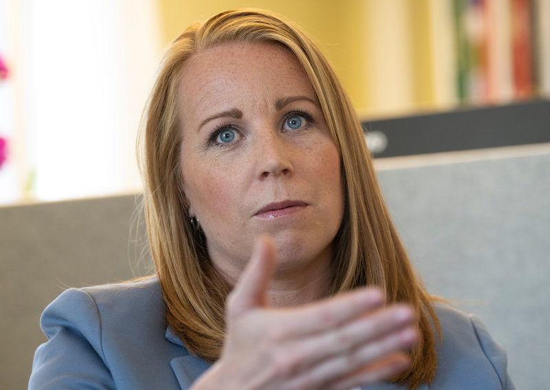 Annie Lööf säger att man nästa mandatperiod måste säkra majoriteter för att permanenta och långsiktigt stärka finansieringen av tjej- och kvinnojourer.