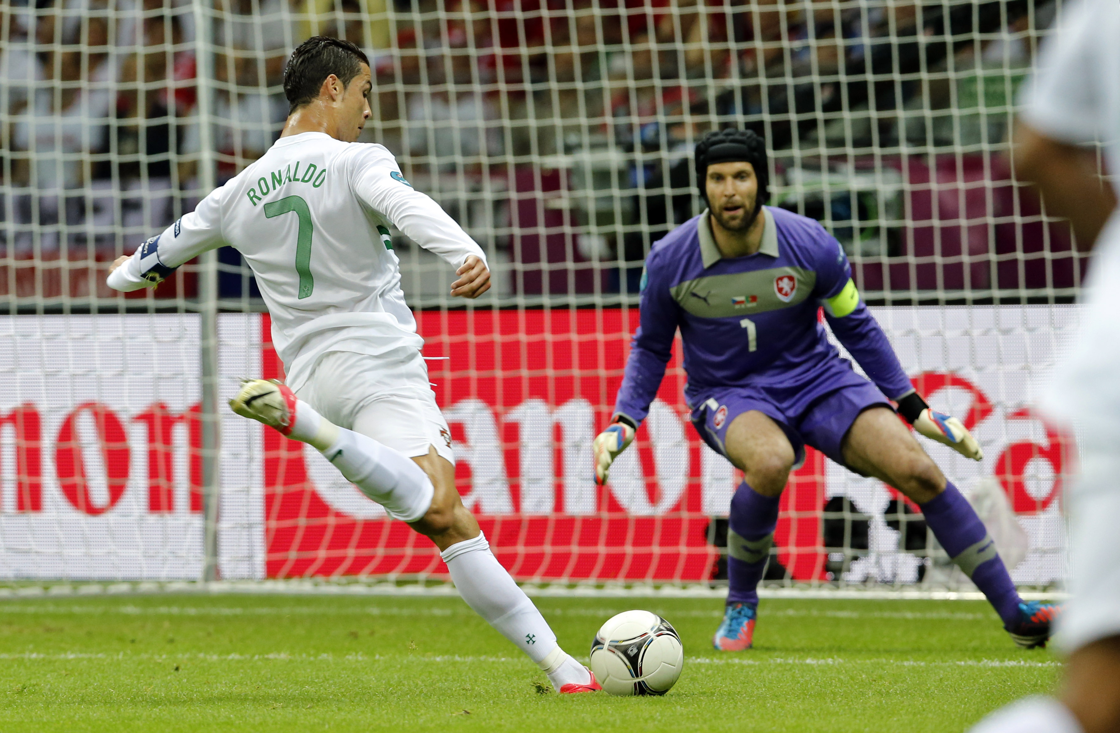 Ronaldo fick frispark emot sig då han var för hård i en närkamp – men han avslutade innan Webb blåste.