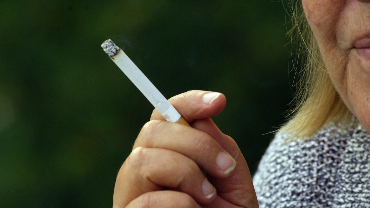 Kvinnliga rökare får hjärtattacker betydligt tidigare än manliga rökare.