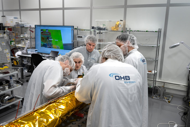 OHB-anställda jobbar på en styrbar arm till en satellit i Kista.