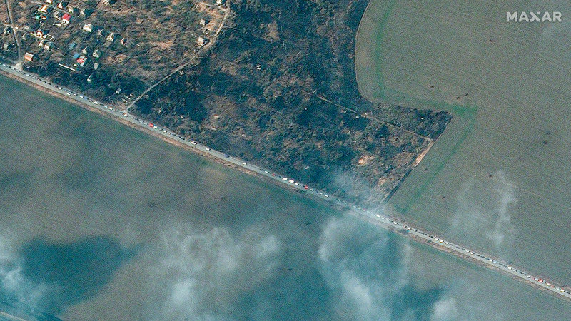 En satellitbild som visar hur fordon lämnar Mariupol på fredagen.