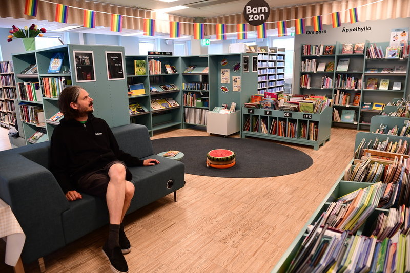 'Det räcker inte bara att göra om i lokalen och hoppas att allt blir bra', säger Olle Ohlsson, bibliotekarie på Högdalens bibliotek i södra Stockholm.