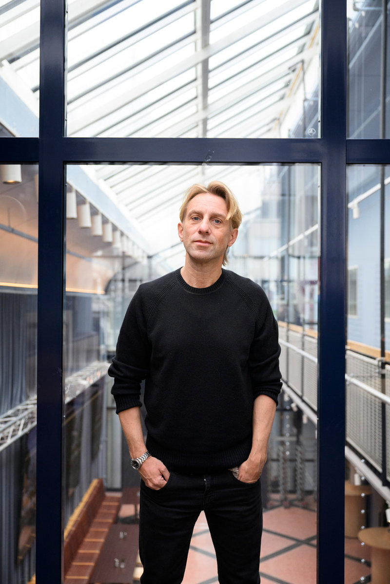 'Vi kommer att ha samma behov, framför allt av varandra. Vi kommer i ökad utsträckning att ersätta det med AI men det är inte nödvändigtvis bra. Risken finns att man följer något slags väg av minsta motstånd, men vi behöver friktion för att må bra', säger Anders Hansen om AI.
