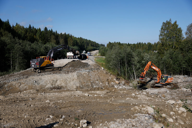 Arbetet pågår med att reparera vägen efter raset på väg 90 mellan Kramfors och Sollefteå. Prognosen är att trafiken kan vara i gång på fredag.