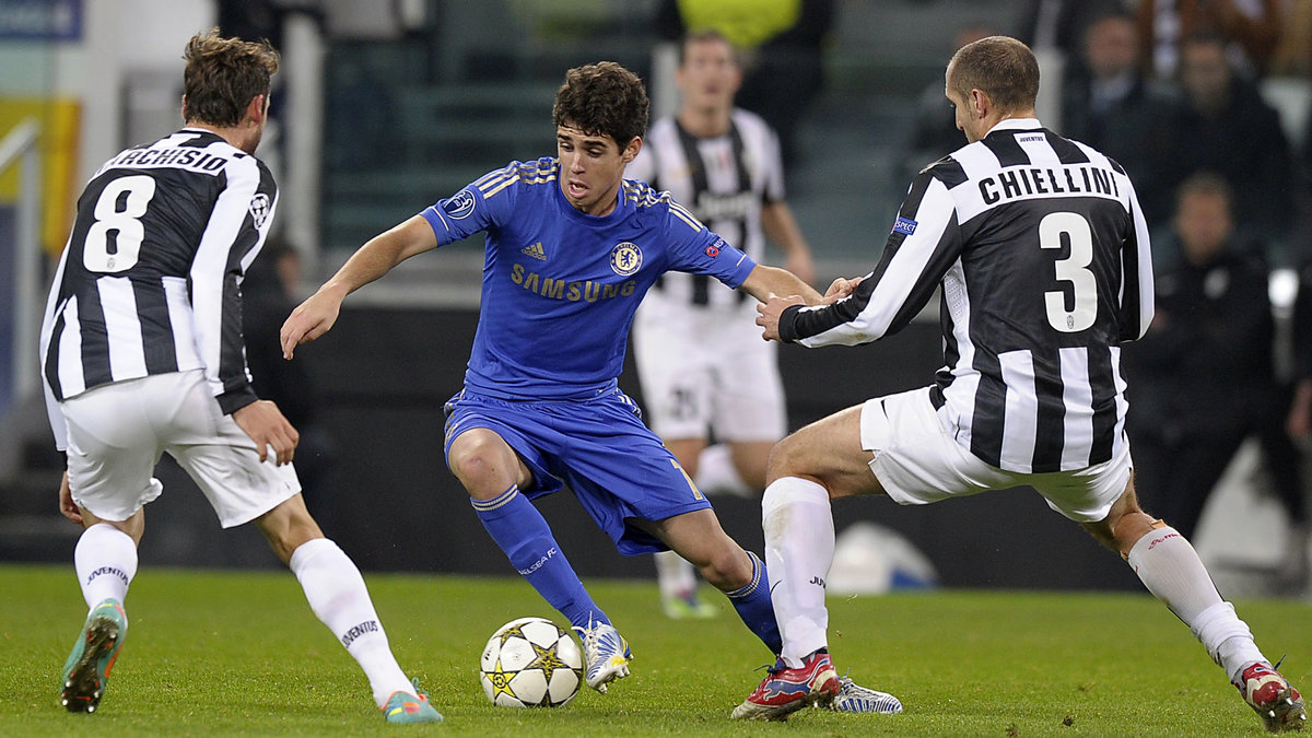 Oscar försöker hitta en väg mellan Juventus Claudio Marchisio och Giorgio Chiellini.