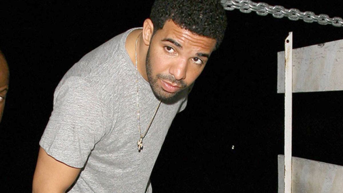 Drake lämnar en nattklubb i Kalifornien. 