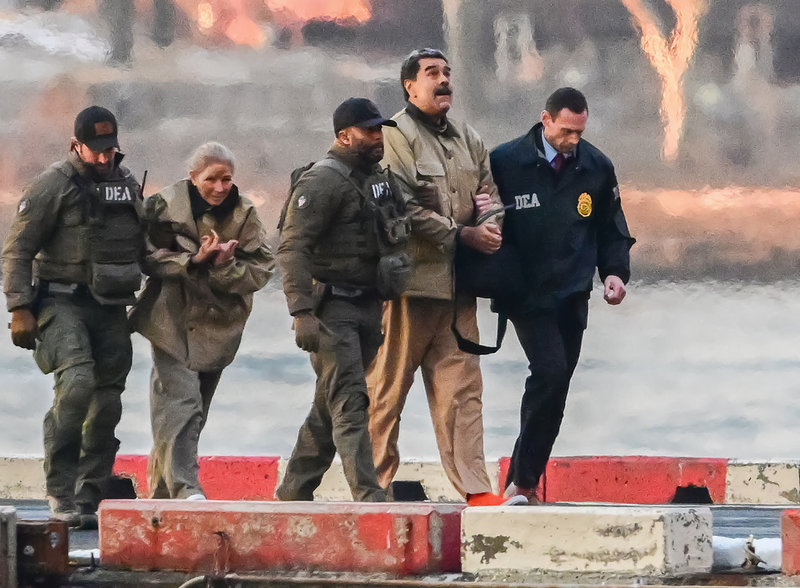 Nicolás Maduro och hans fru Cilia Flores förs med handfängsel till domstolen i New York.