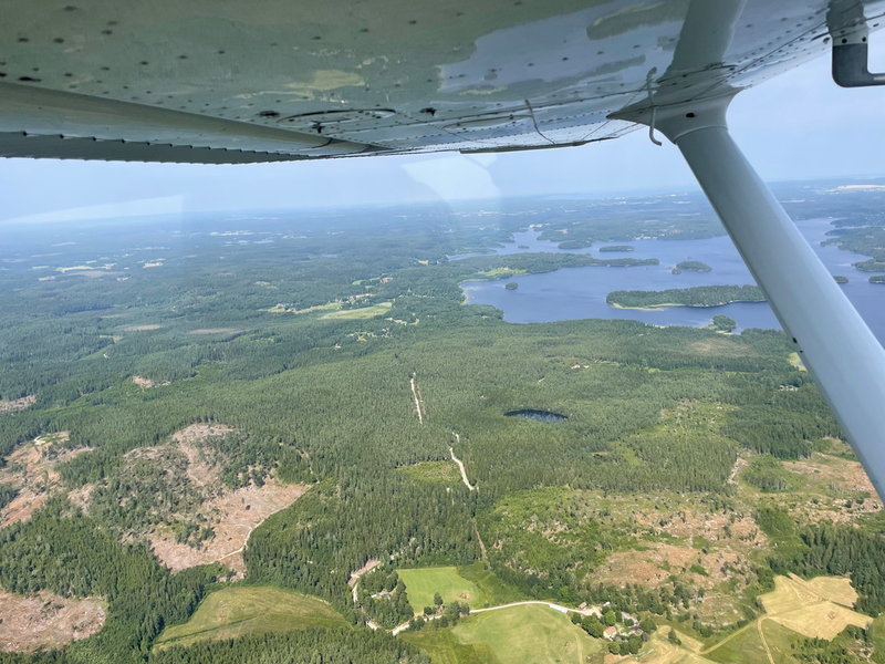 Brandflygarna spanar över Ljungskile med omnejd. 'Vi har ganska lätt att se röken när en brand har startat', säger Hans Johansson.