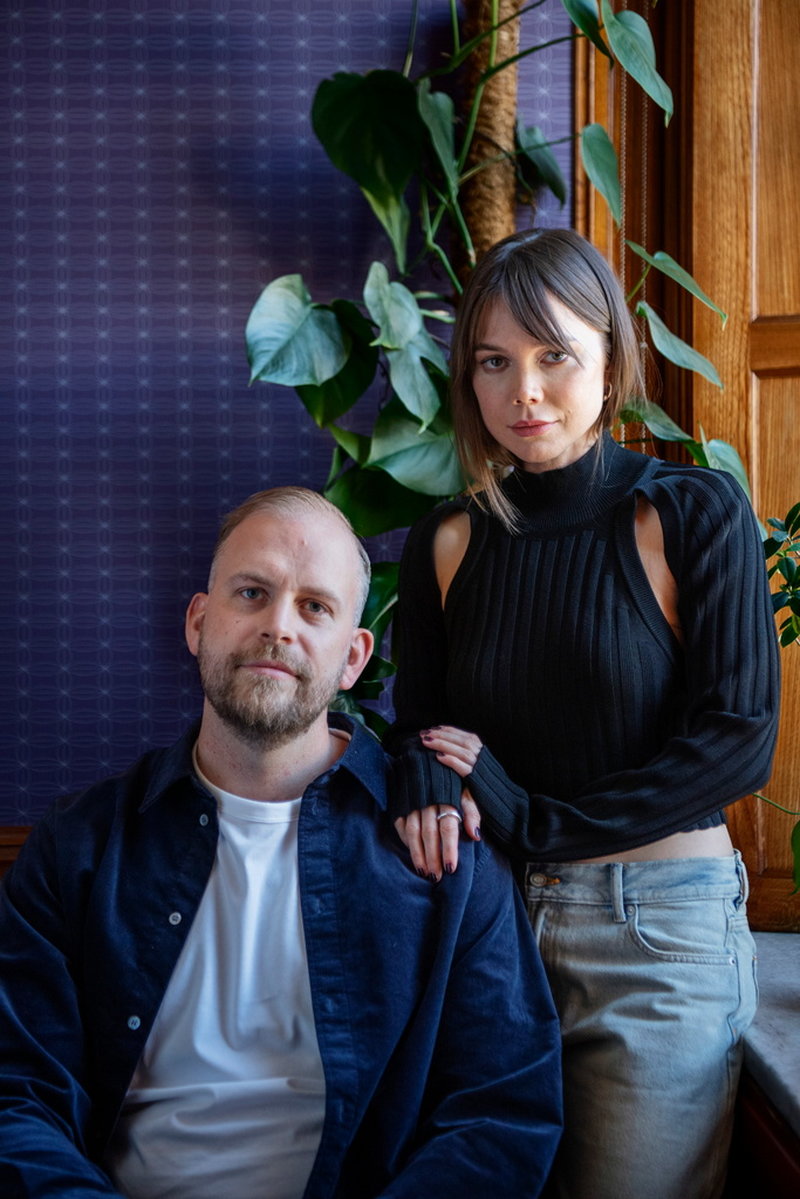Regissören Jonatan Etzler och huvudrollsinnehavaren Hedda Stiernstedt bakom Netflixfilmen 'One more time' som har premiär den 21 april.