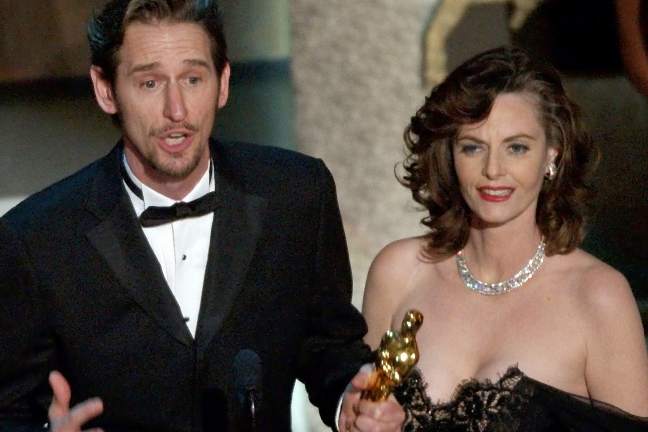 Lisa Blount tar emot en Oscar tillsammans med maken. 