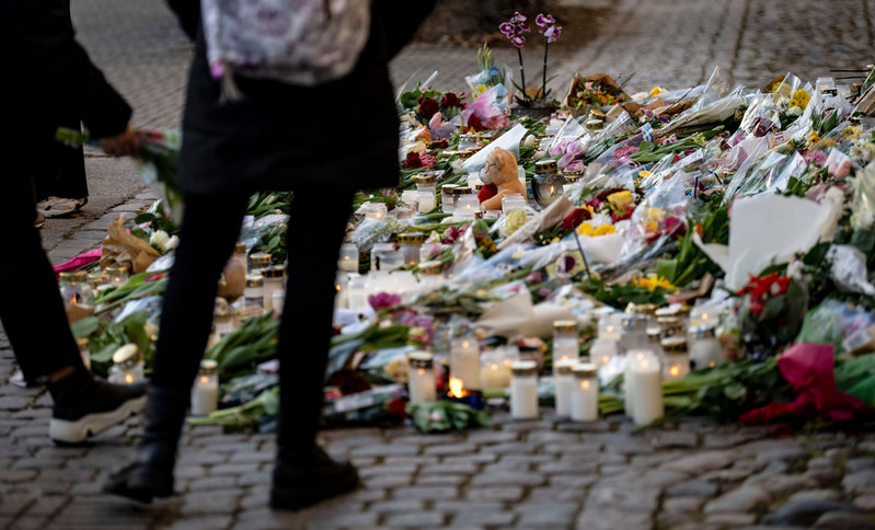 Blommor, ljus och hälsningar till lärarna, två kvinnor i 50-årsåldern, som dödades av en 18-årig elev i mars. Arkivbild
