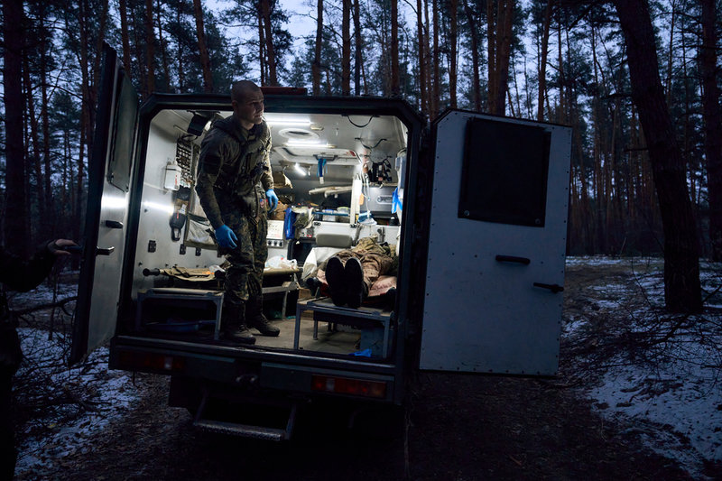 Bristen på sjukvårdsmaterial och transporter är stor vid fronten, berättar Johan. Arkivbild.