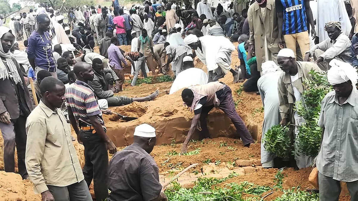 Invånare gräver gravar efter en tidigare sammandrabbning i Darfur i Sudan. Arkivbild.
