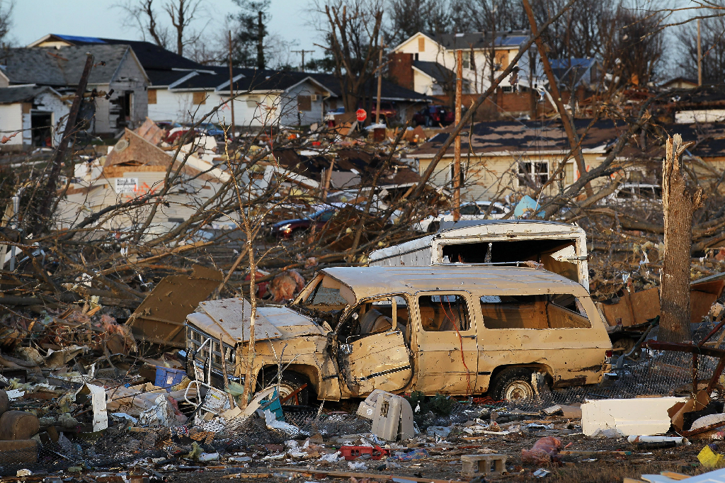 Stormen tog minst tolv liv. Tre döda i Tennesse, sex döda i Illinois och tre döda i Missouri.