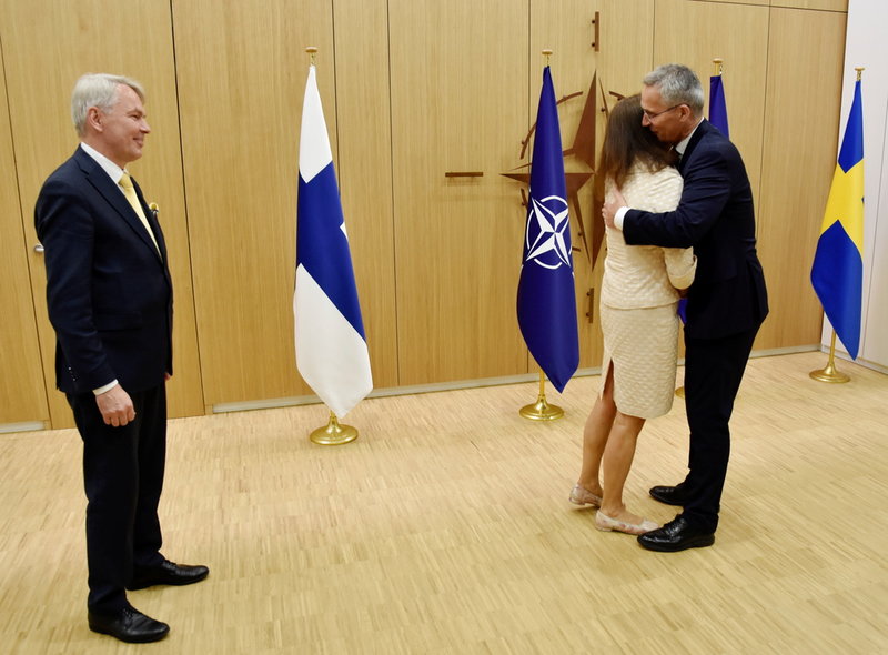 Sveriges avgående utrikesminister Ann Linde kramas om av Natos generalsekreterare Jens Stoltenberg vid undertecknandet av Sveriges anslutningsprotokoll i början av juli. Finlands utrikesminister Pekka Haavisto väntar på sin tur. Arkivbild.